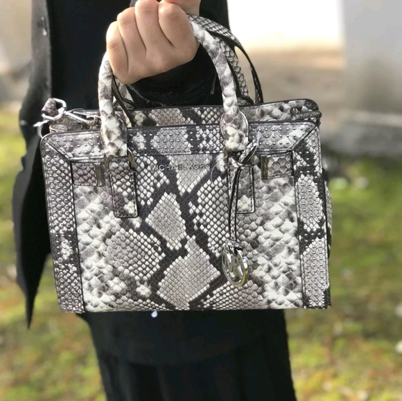 MICHAEL KORS MICRO STUDDED DILLON SMALL SATCHEL E - Picture 7 of 8